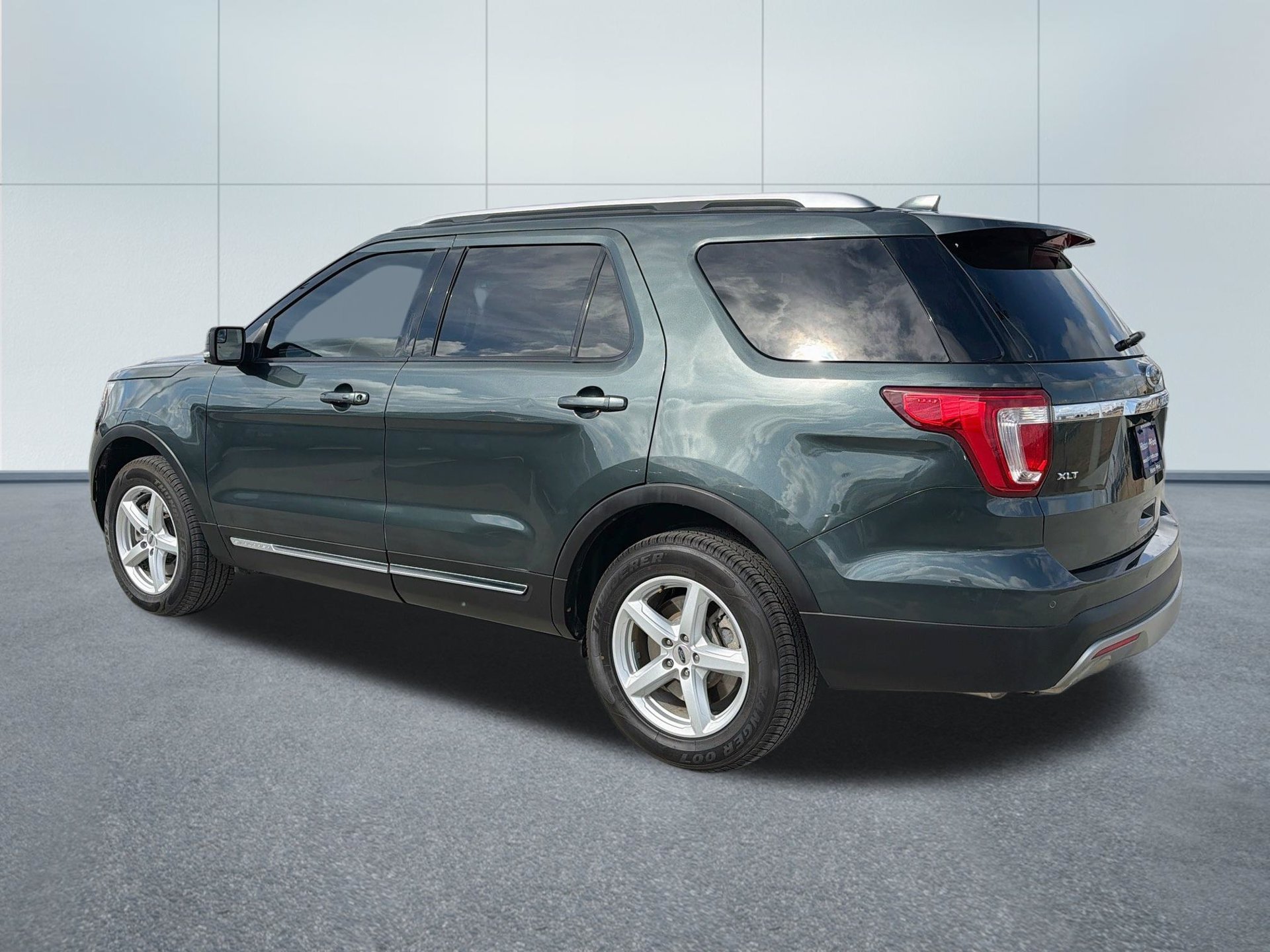 Used 2016 Ford Explorer XLT w/ Equipment Group 202A FWD image 9