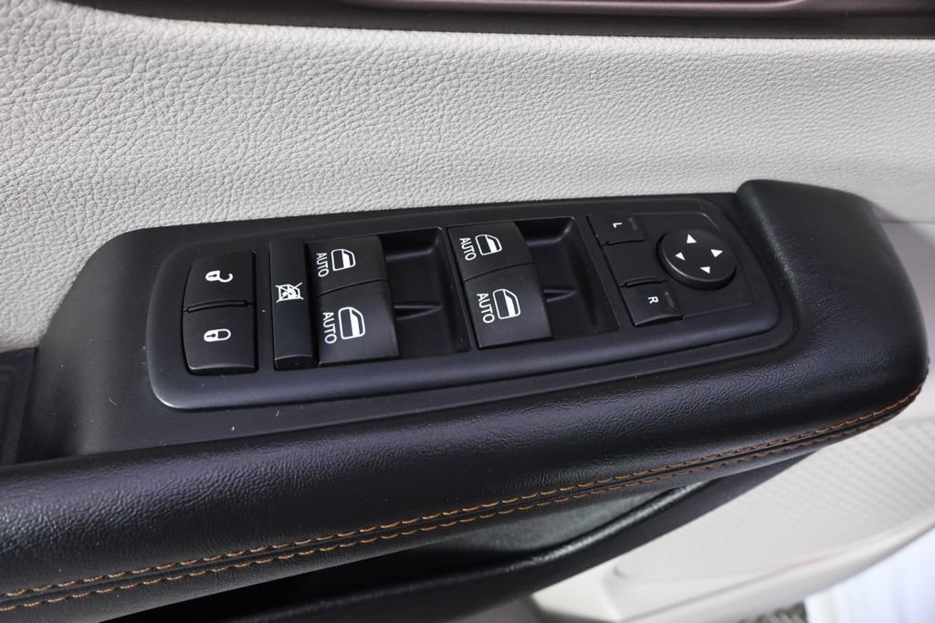 Used 2017 Chrysler Pacifica Touring-L Plus FWD image 24