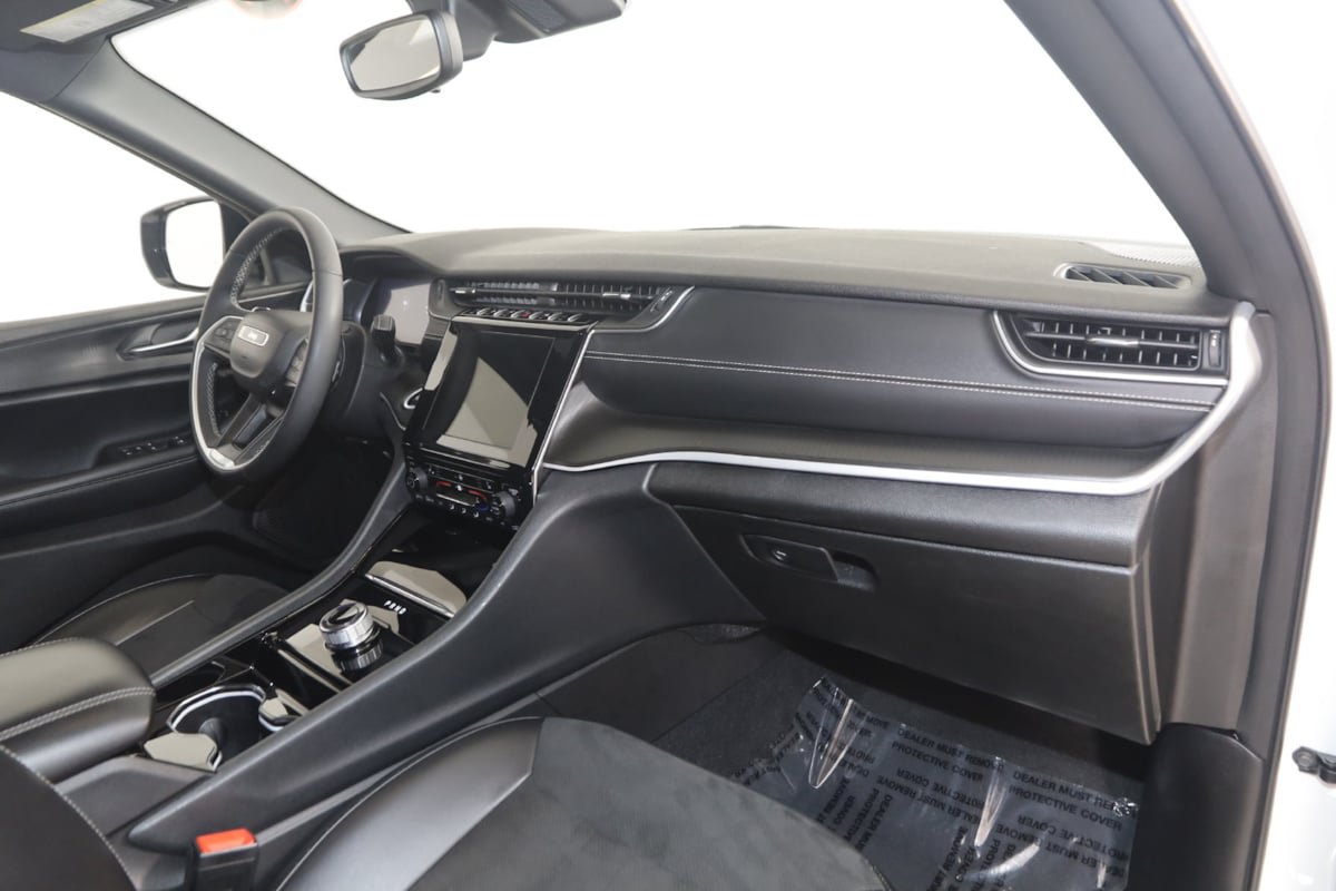 Used 2023 Jeep Grand Cherokee L Laredo AWD/4WD image 33