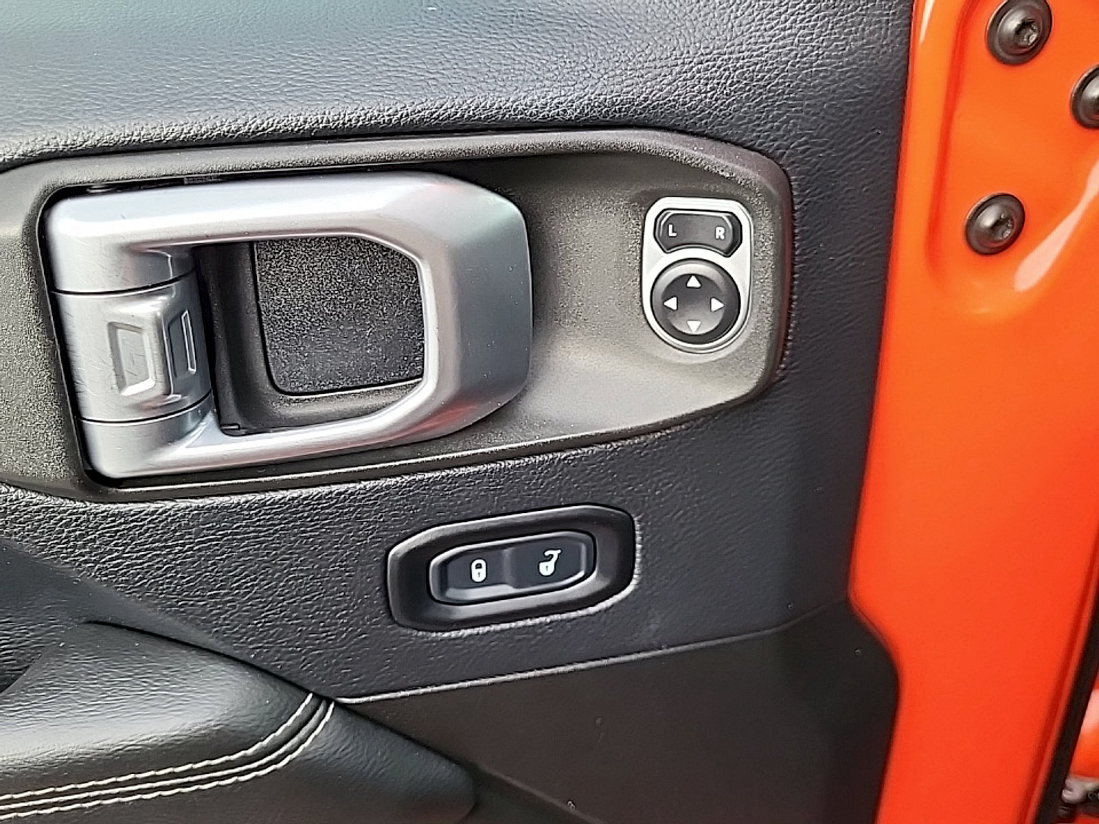 Used 2019 Jeep Wrangler Unlimited Sahara w/ Uconnect 4C Nav & Sound Group AWD/4WD image 14