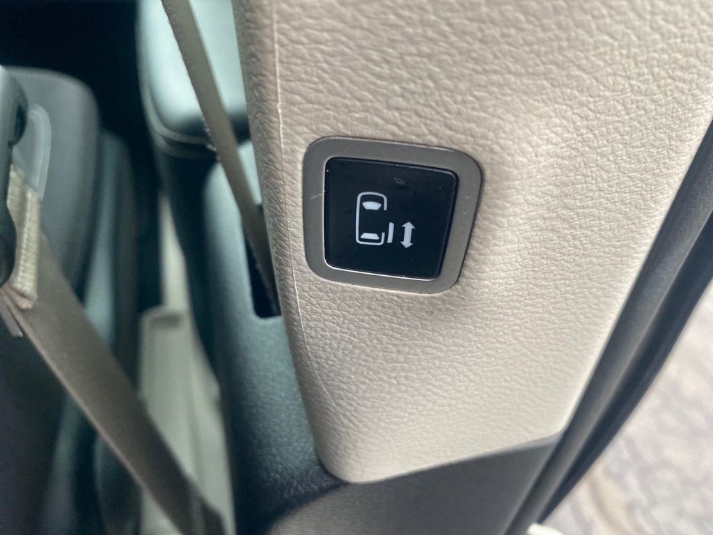 Used 2023 Chrysler Voyager LX image 23