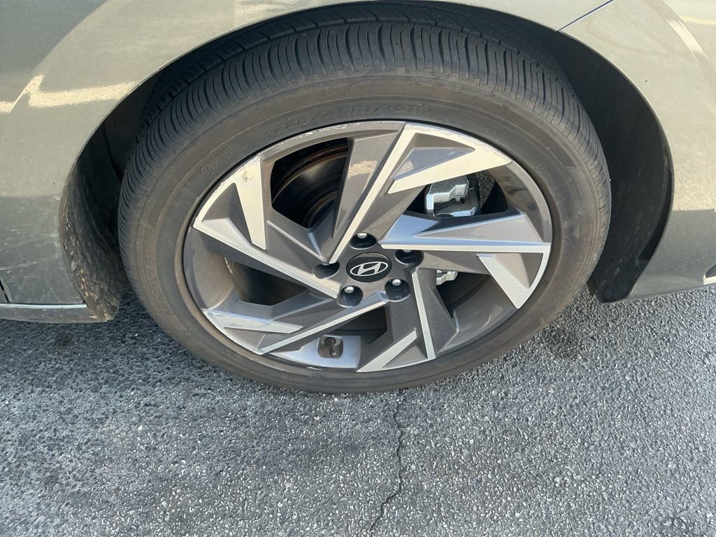 Used 2025 Hyundai Elantra Limited image 11