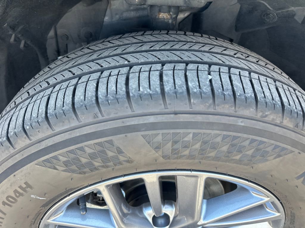 Used 2025 Nissan Rogue S AWD/4WD image 13