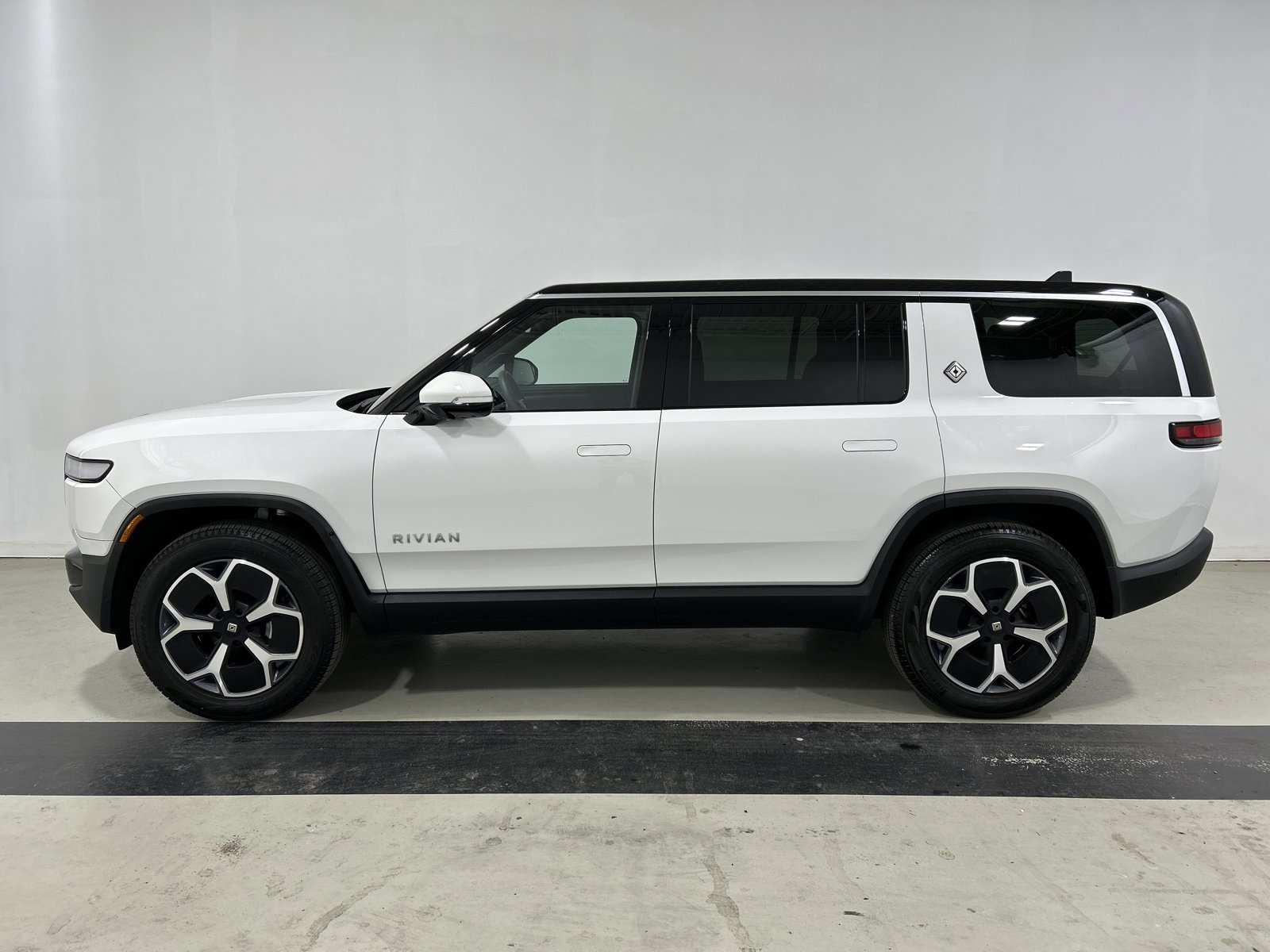 Used 2024 Rivian R1S Adventure image 2