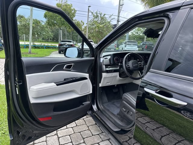 Used 2024 Kia Carnival LX FWD image 22