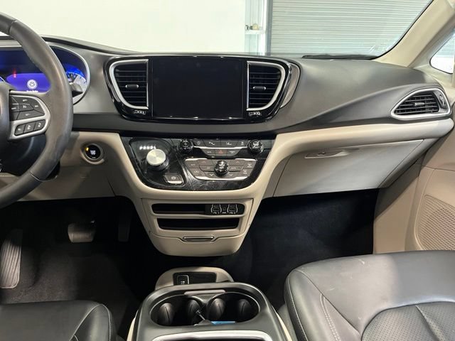 Used 2024 Chrysler Pacifica Touring-L FWD image 19