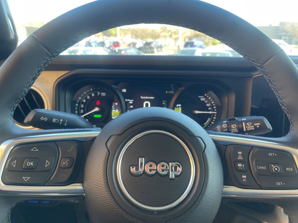 Used 2025 Jeep Wrangler Unlimited Sahara AWD/4WD image 10