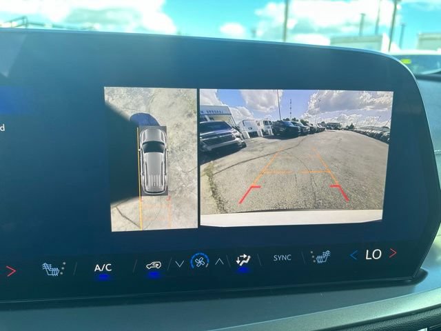 New 2026 Chevrolet Traverse LT w/ Sun and Wheel Package FWD image 24