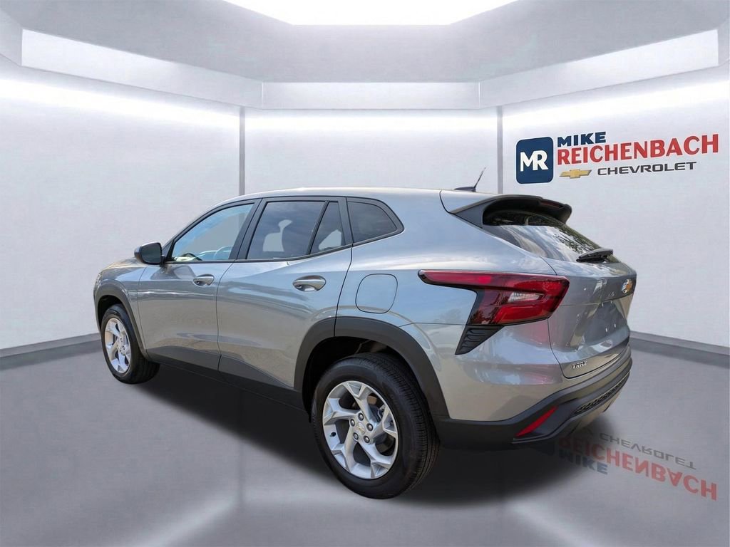 Used 2025 Chevrolet Trax LS w/ LS Convenience Package image 6