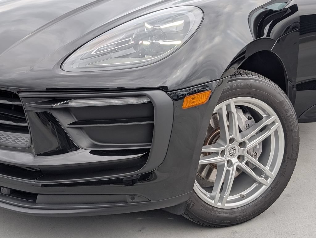 Certified 2025 Porsche Macan AWD/4WD image 10