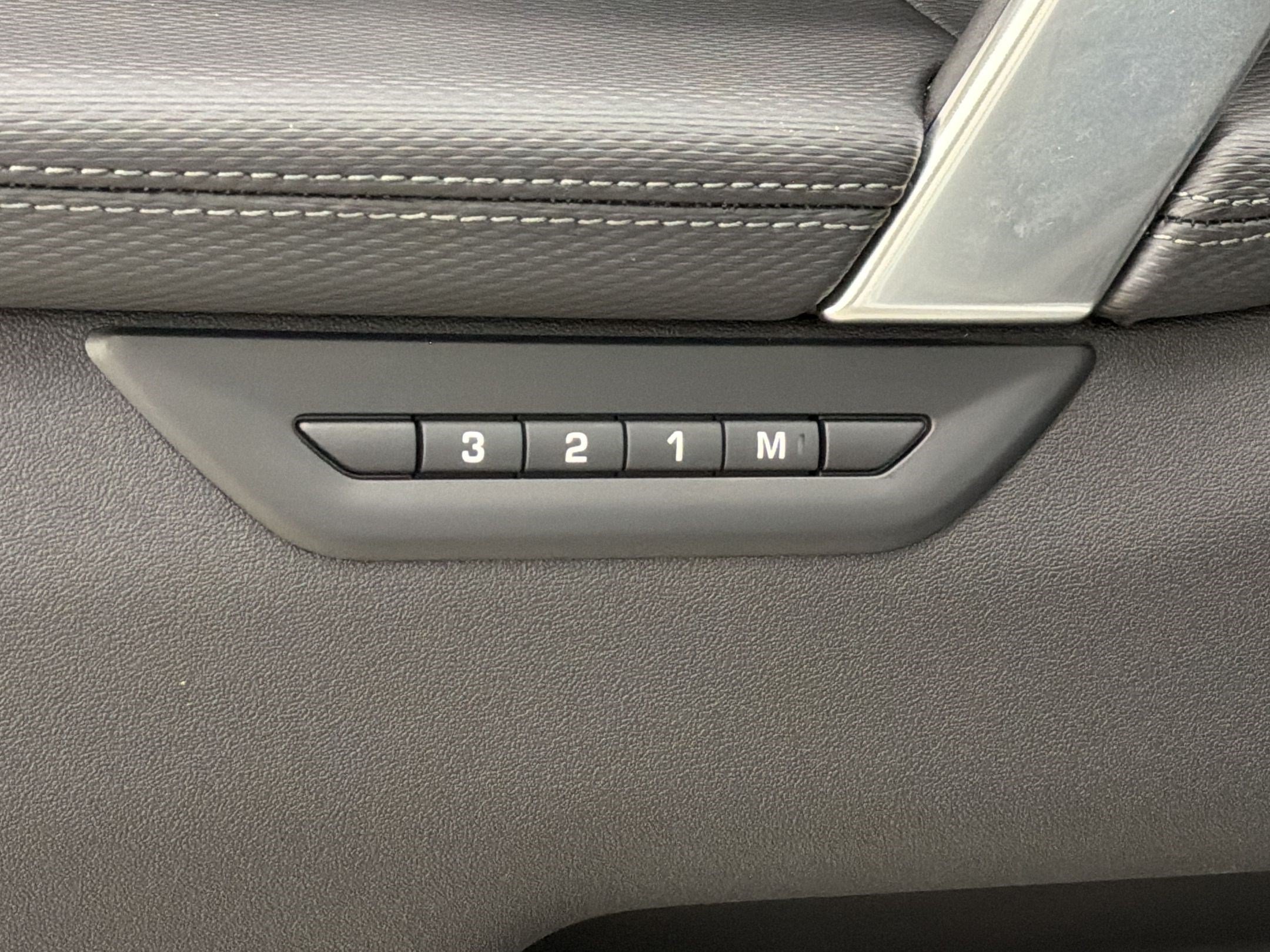 New 2026 Land Rover Discovery Sport Landmark AWD/4WD image 18