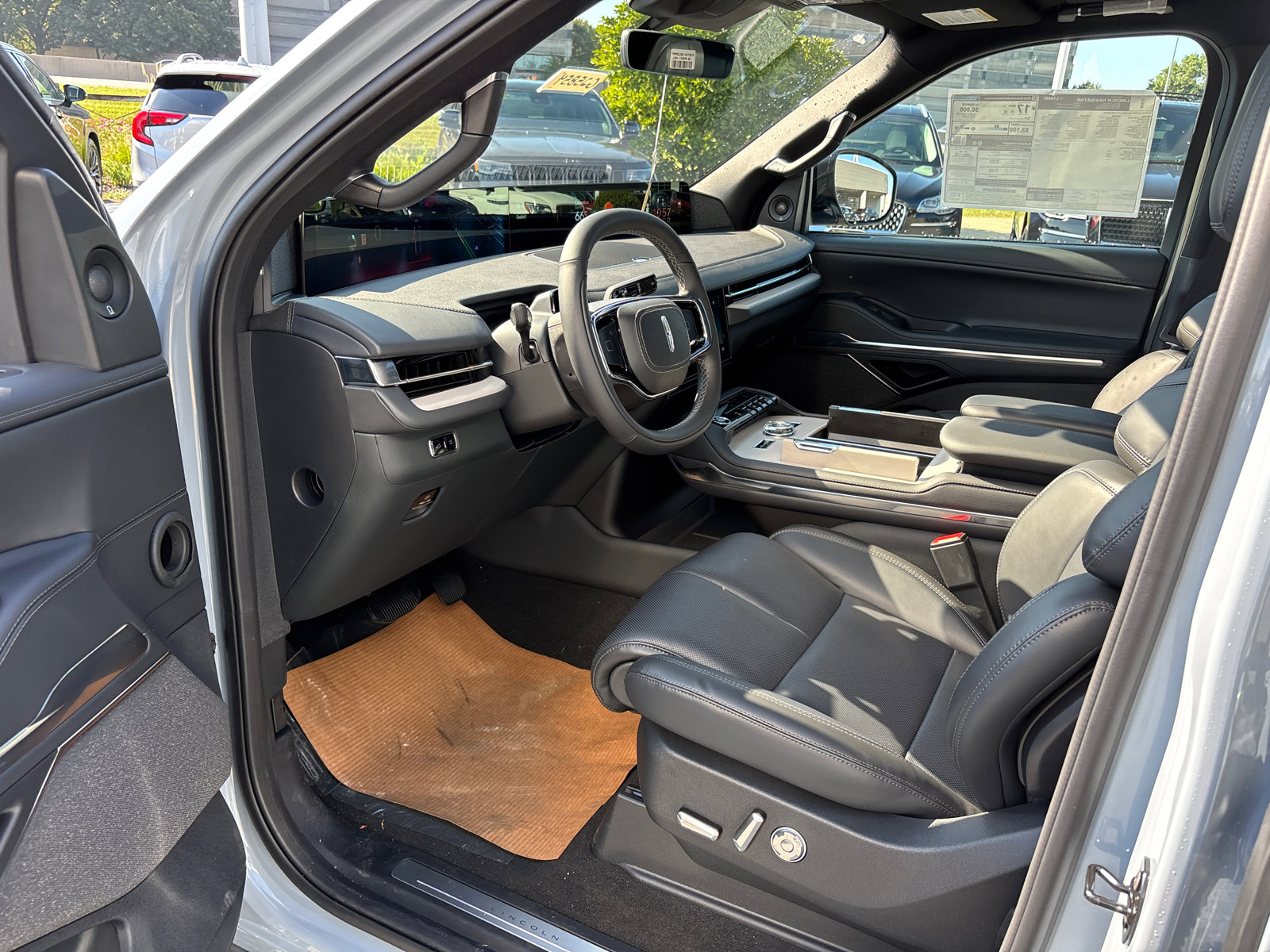 New 2025 Lincoln Navigator Reserve w/ Jet Appearance Package image 25