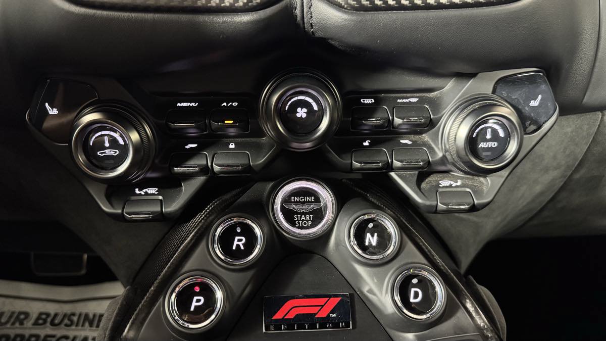 Used 2022 Aston Martin V8 Vantage Coupe RWD image 23