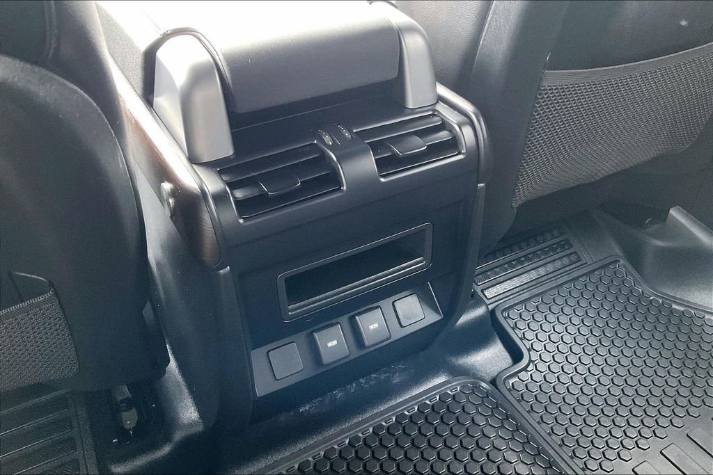 Used 2023 Land Rover Defender 110 X-Dynamic SE image 32