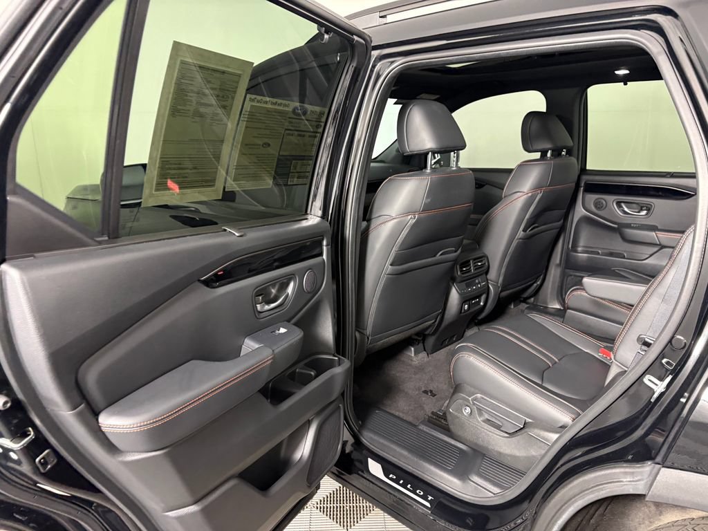 Used 2025 Honda Pilot TrailSport image 28