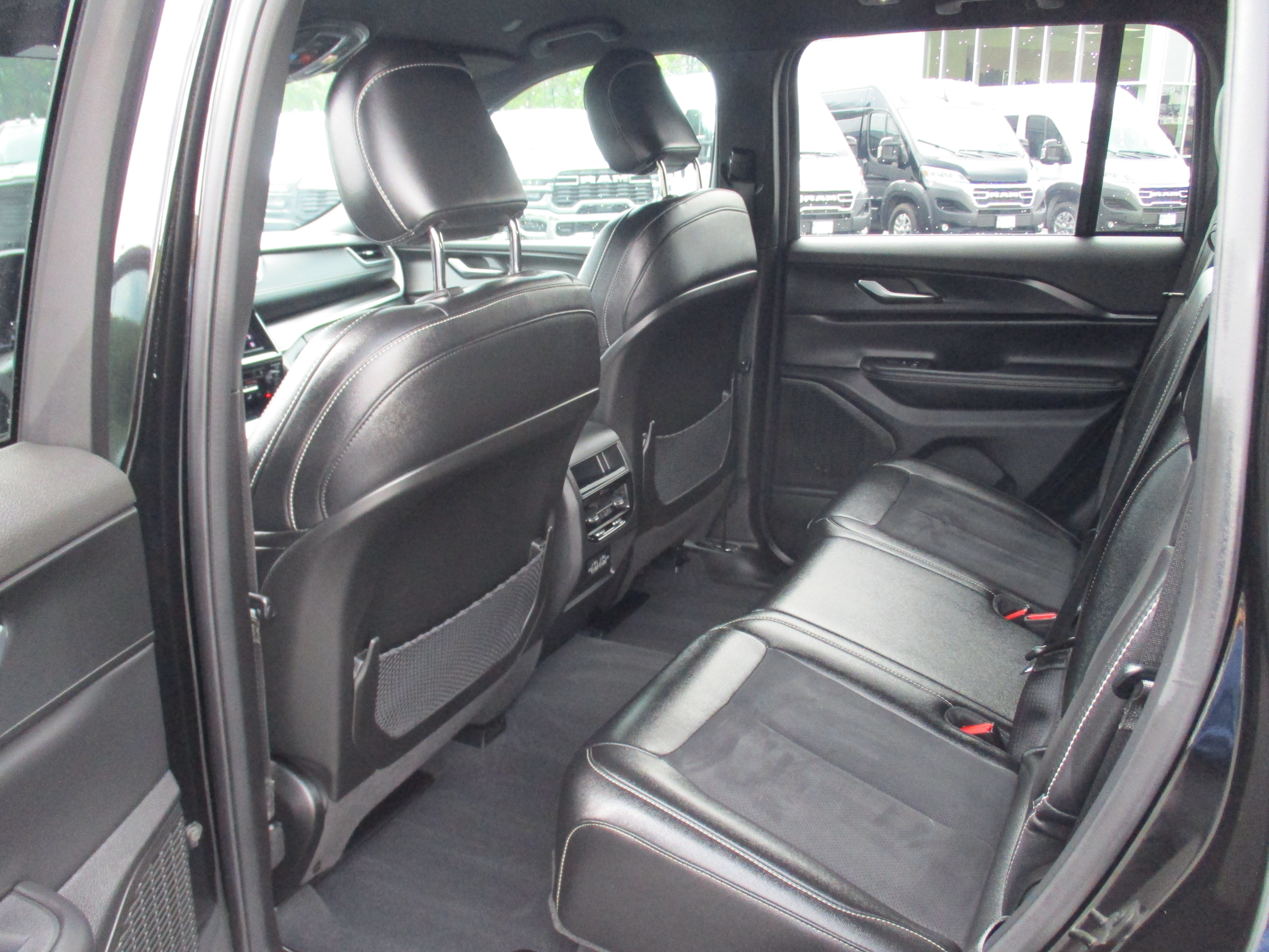 Certified 2023 Jeep Grand Cherokee Altitude AWD/4WD image 11