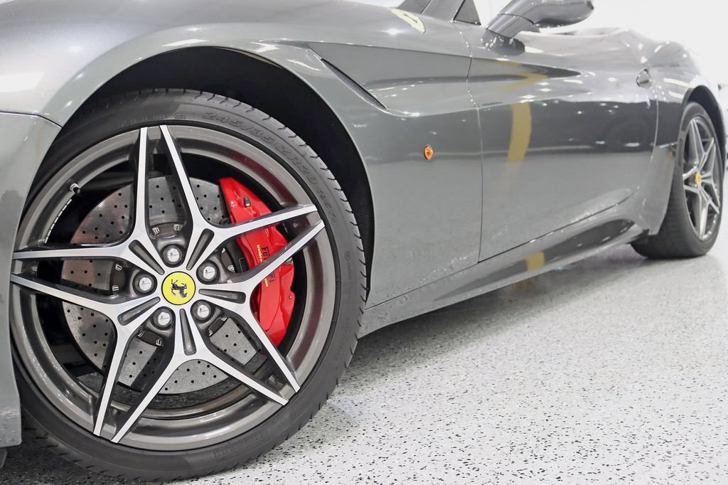 Used 2016 Ferrari California T RWD image 6