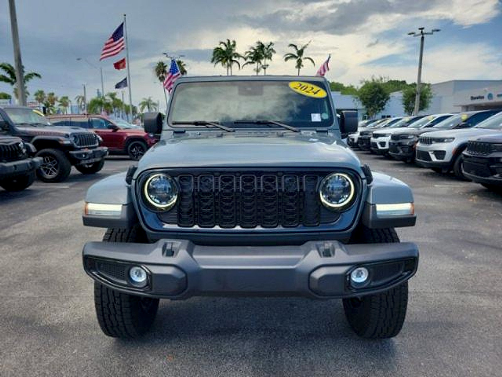 Used 2024 Jeep Gladiator Sport AWD/4WD image 2