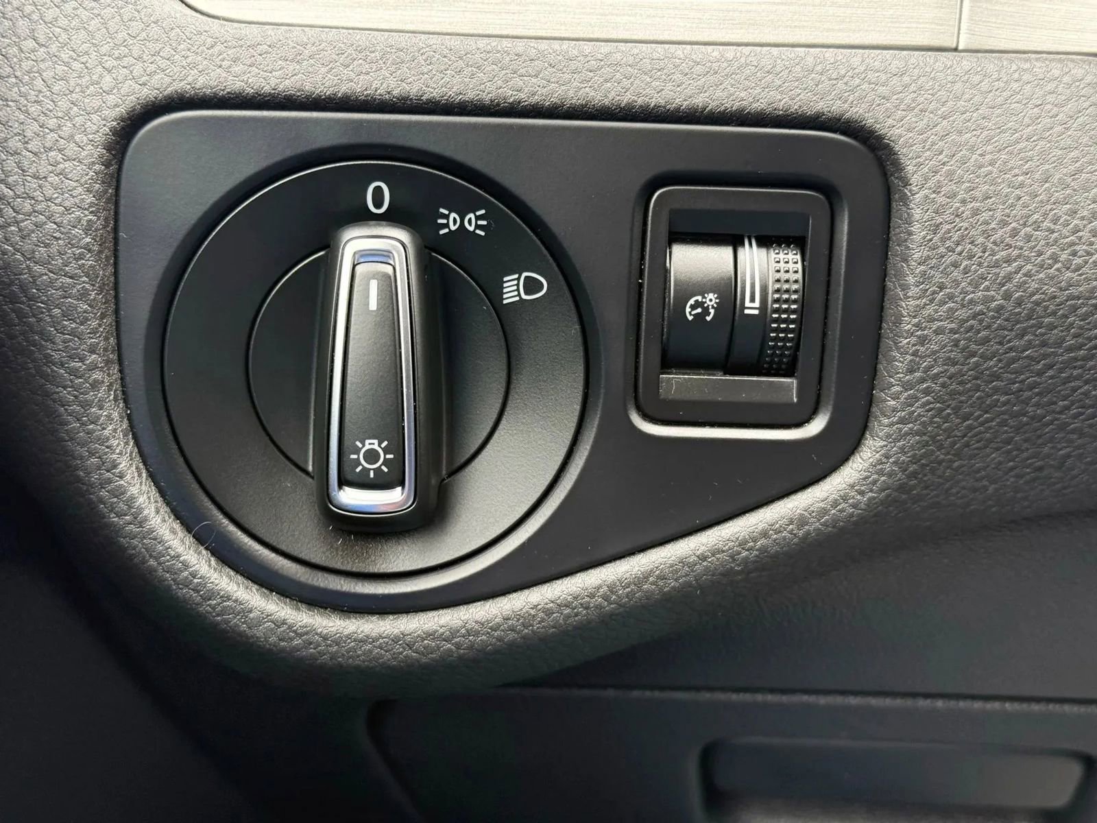 Used 2015 Volkswagen Golf S image 27