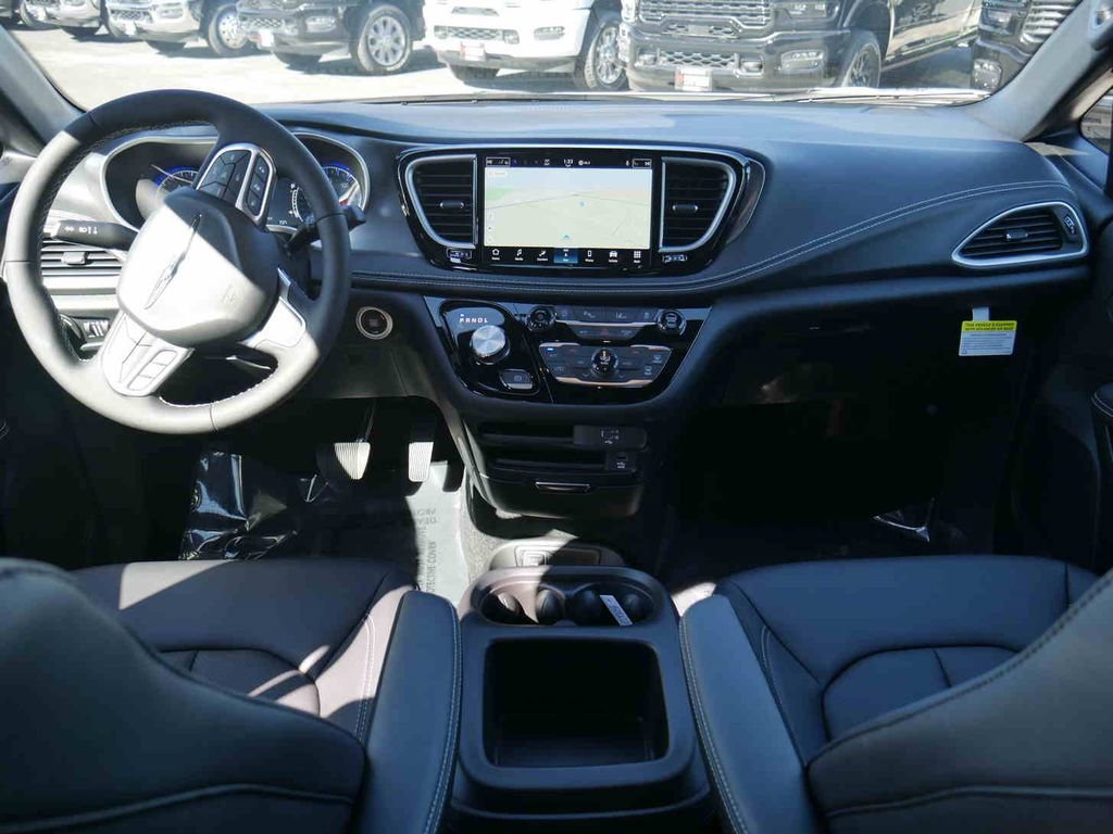New 2026 Chrysler Pacifica Select image 4