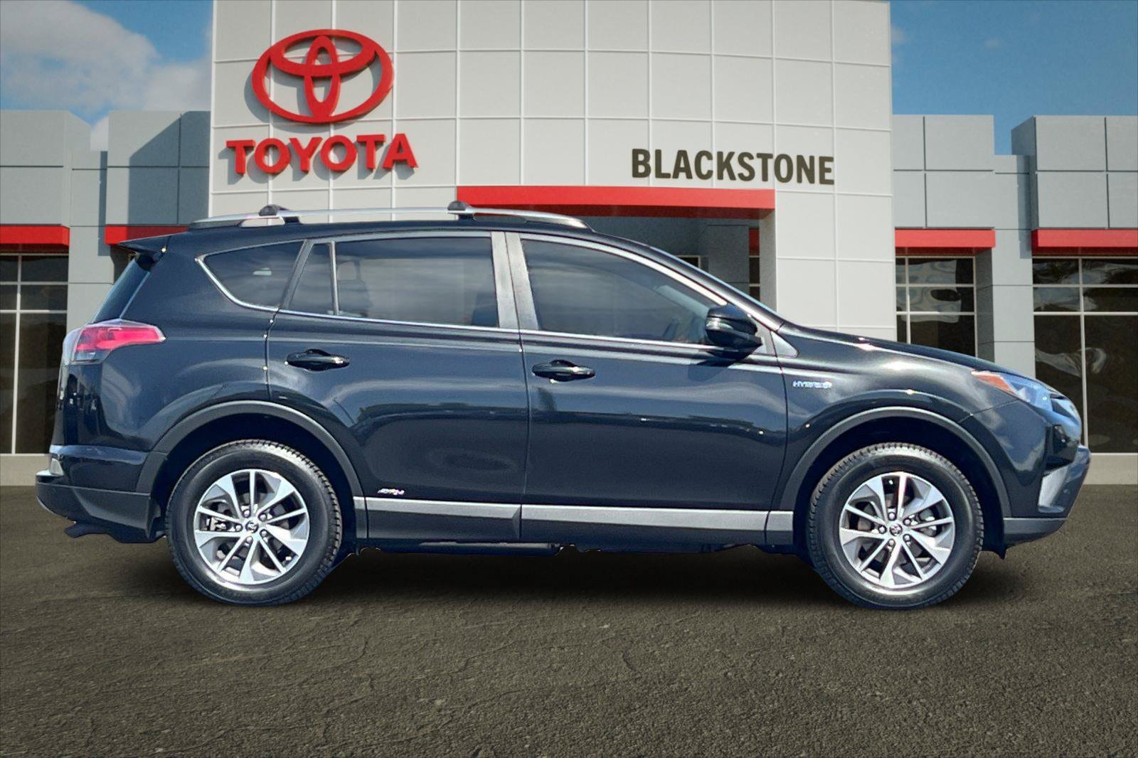 Used 2017 Toyota RAV4 XLE w/ Convenience Package AWD/4WD image 2