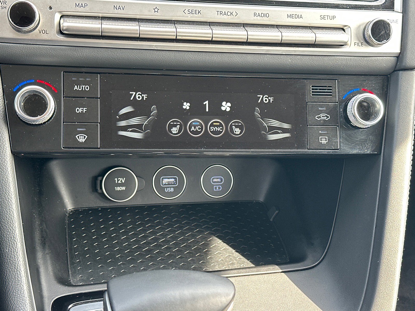 Used 2025 Genesis G70 2.5T image 14