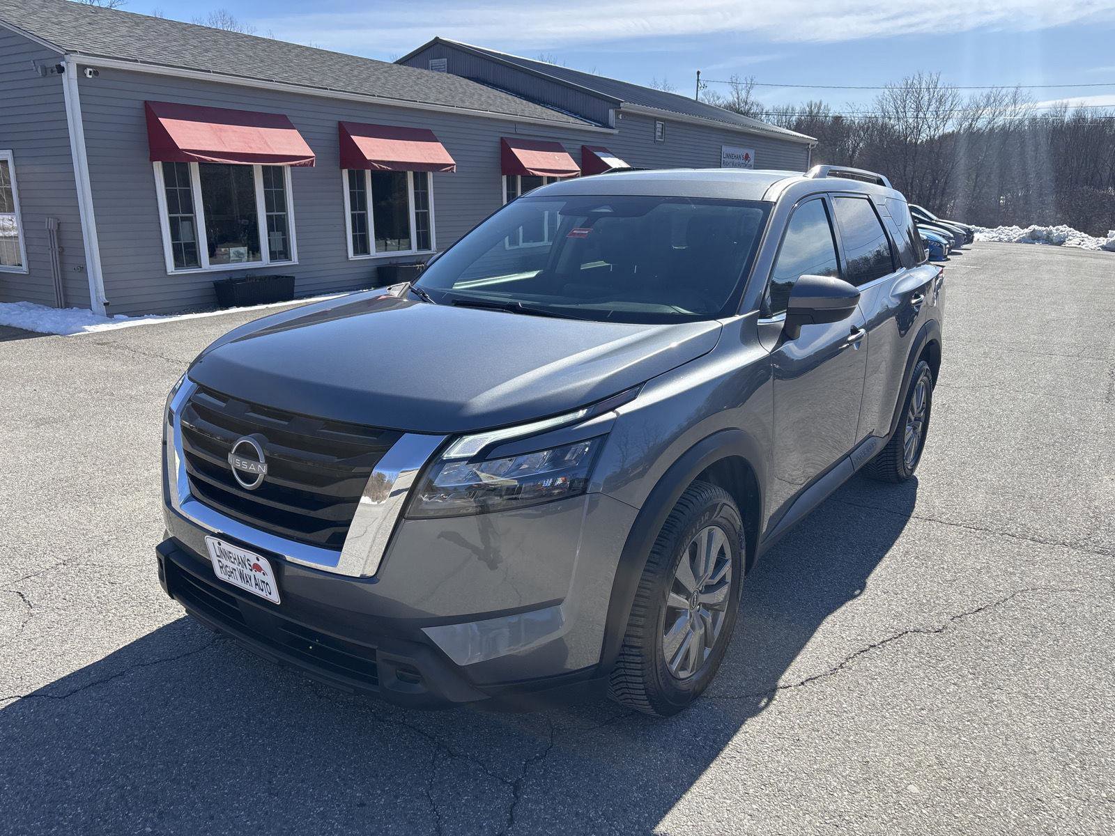 Used 2025 Nissan Pathfinder SV image 4