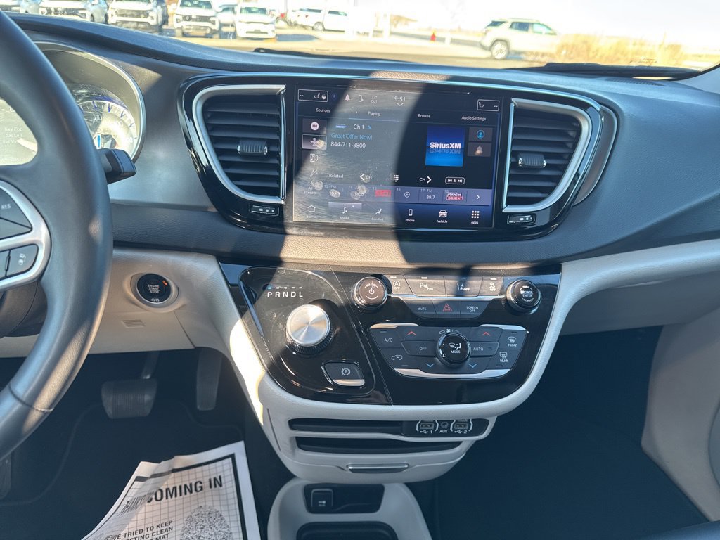 Used 2024 Chrysler Pacifica Touring-L FWD image 17