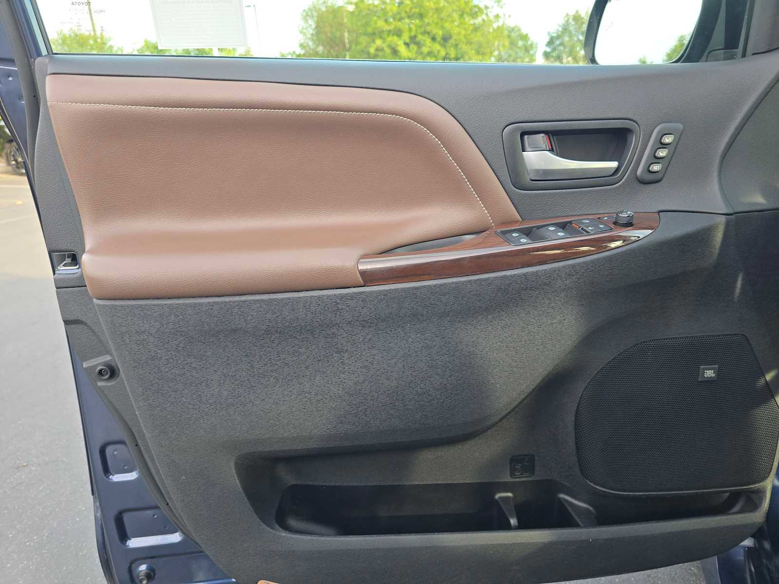 Used 2019 Toyota Sienna Limited image 21