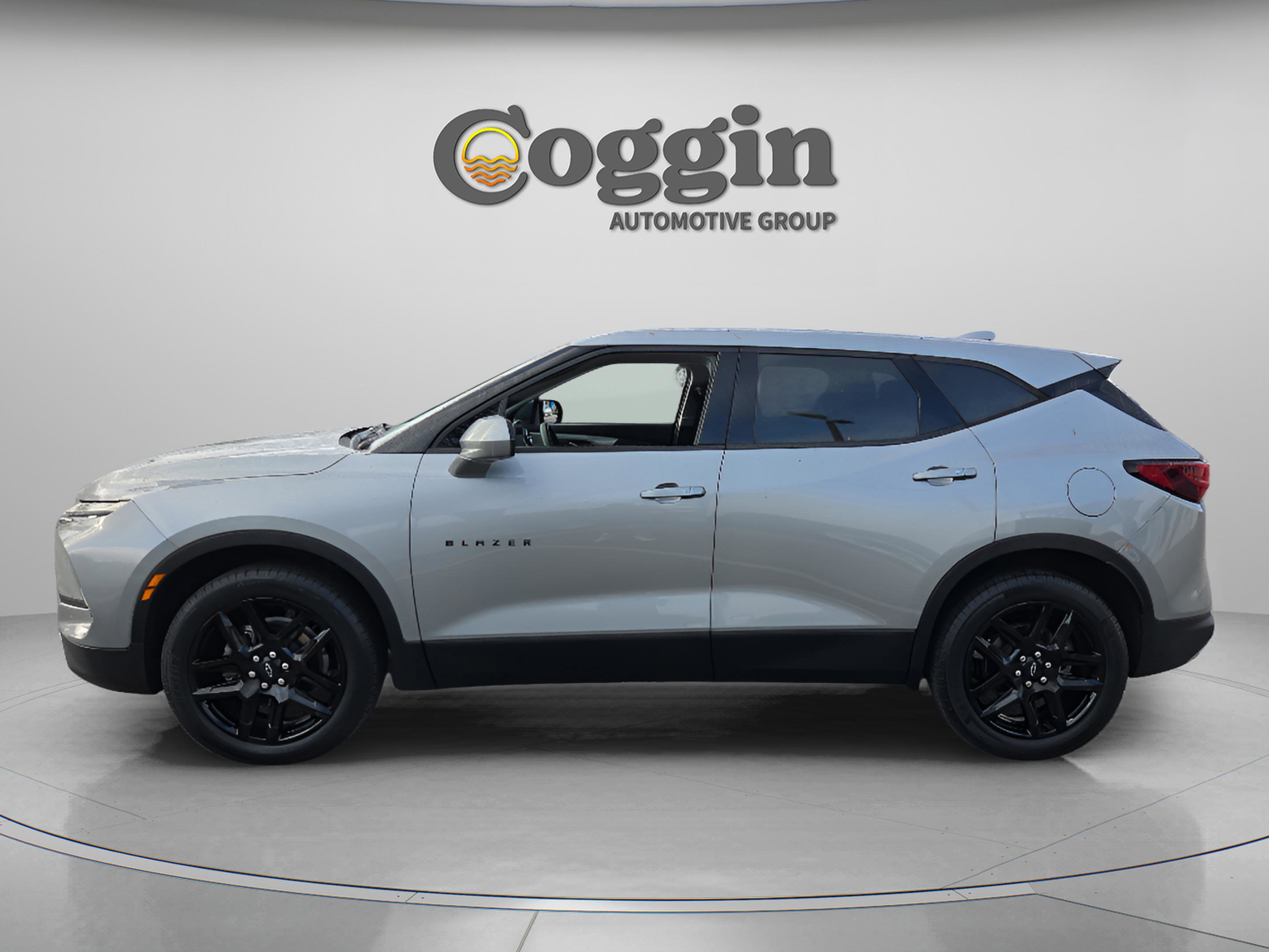 Used 2023 Chevrolet Blazer LT image 2