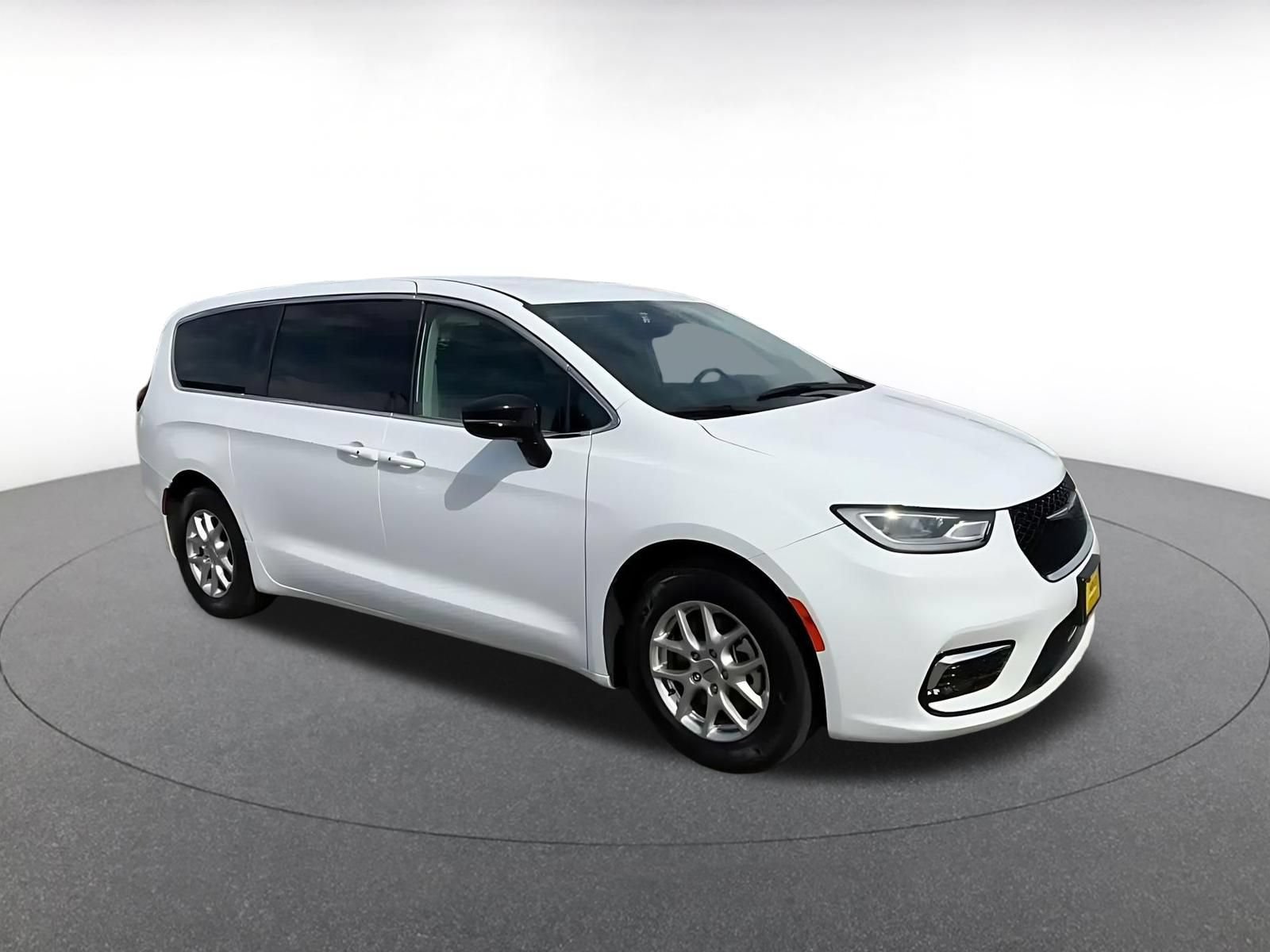 Used 2024 Chrysler Pacifica Touring-L FWD image 2