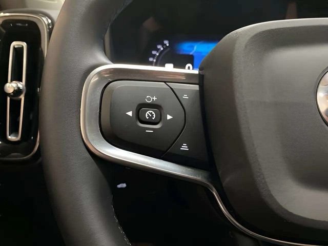 Used 2025 Volvo XC40 B5 Plus AWD/4WD image 33
