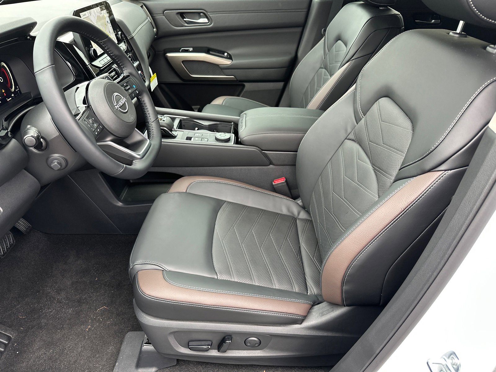 New 2025 Nissan Pathfinder Platinum image 9