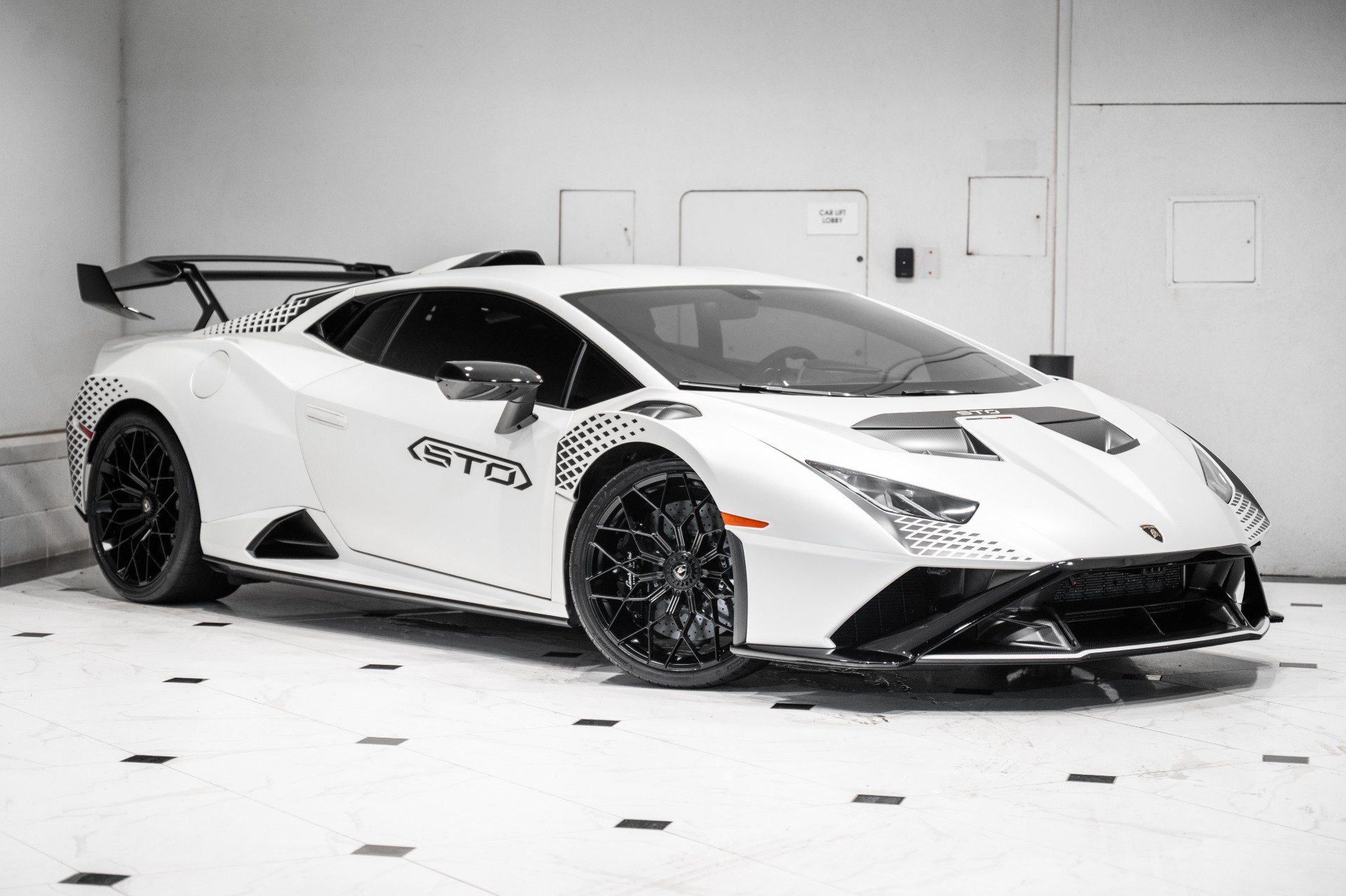 Used 2023 Lamborghini Huracan STO RWD image 1