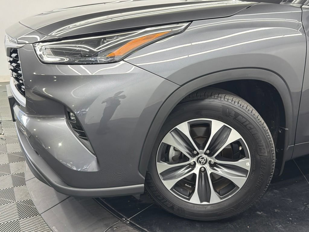 Used 2022 Toyota Highlander XLE FWD image 5