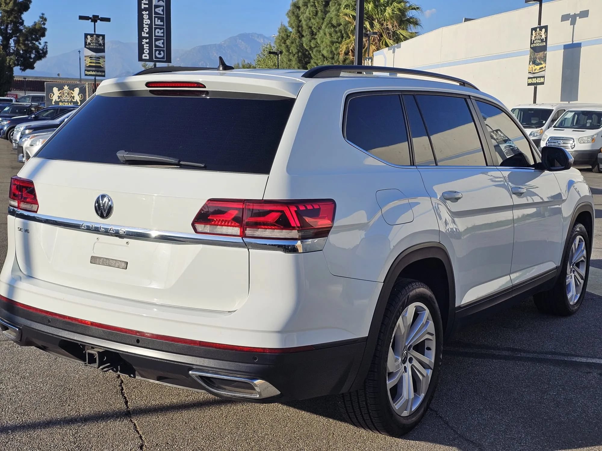 Used 2021 Volkswagen Atlas SE w/ Panoramic Sunroof Package FWD image 3