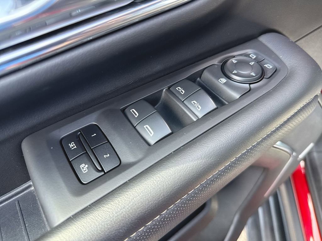Used 2023 GMC Yukon SLT AWD/4WD image 13