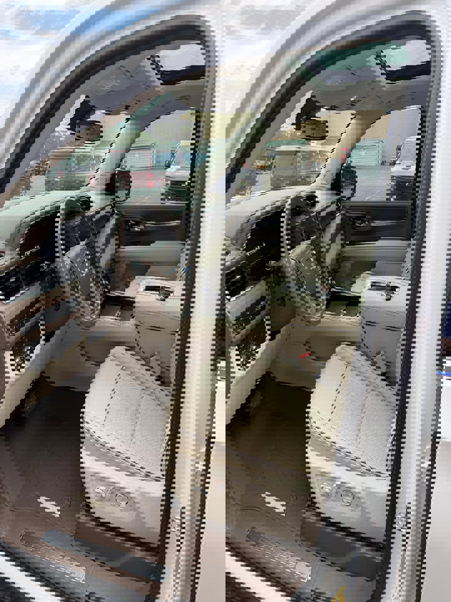 Used 2022 GMC Yukon XL Denali image 3