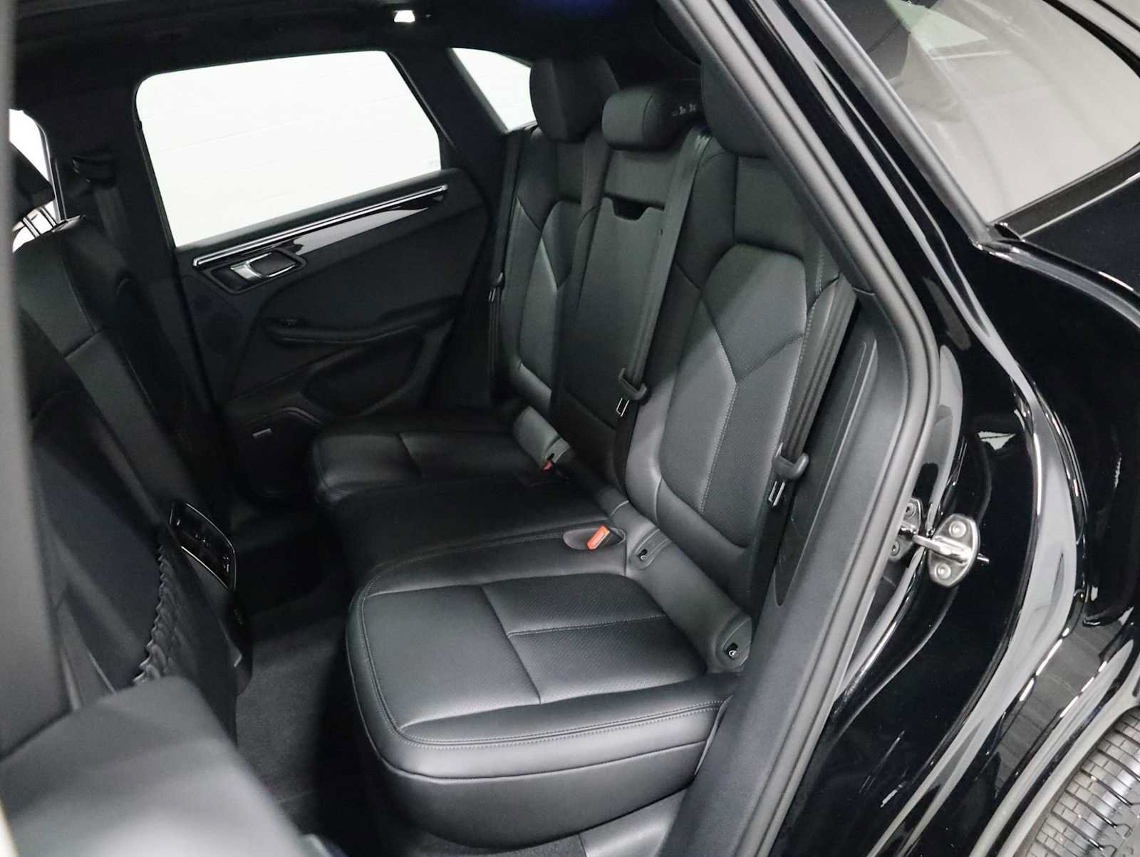 Certified 2025 Porsche Macan S AWD/4WD image 36