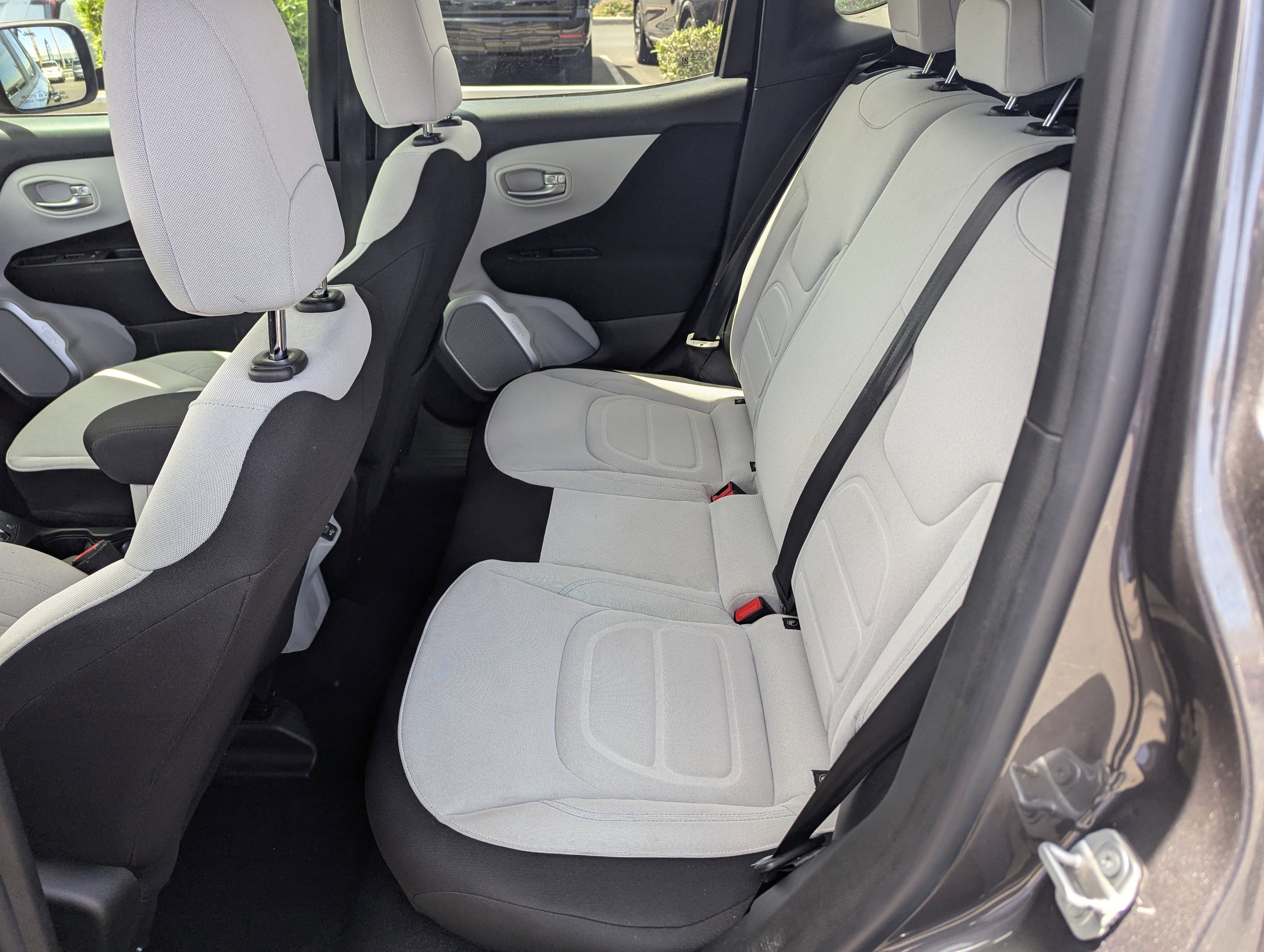 Used 2018 Jeep Renegade Latitude FWD image 8