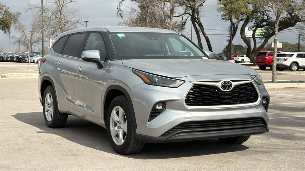 Used 2024 Toyota Highlander LE image 3