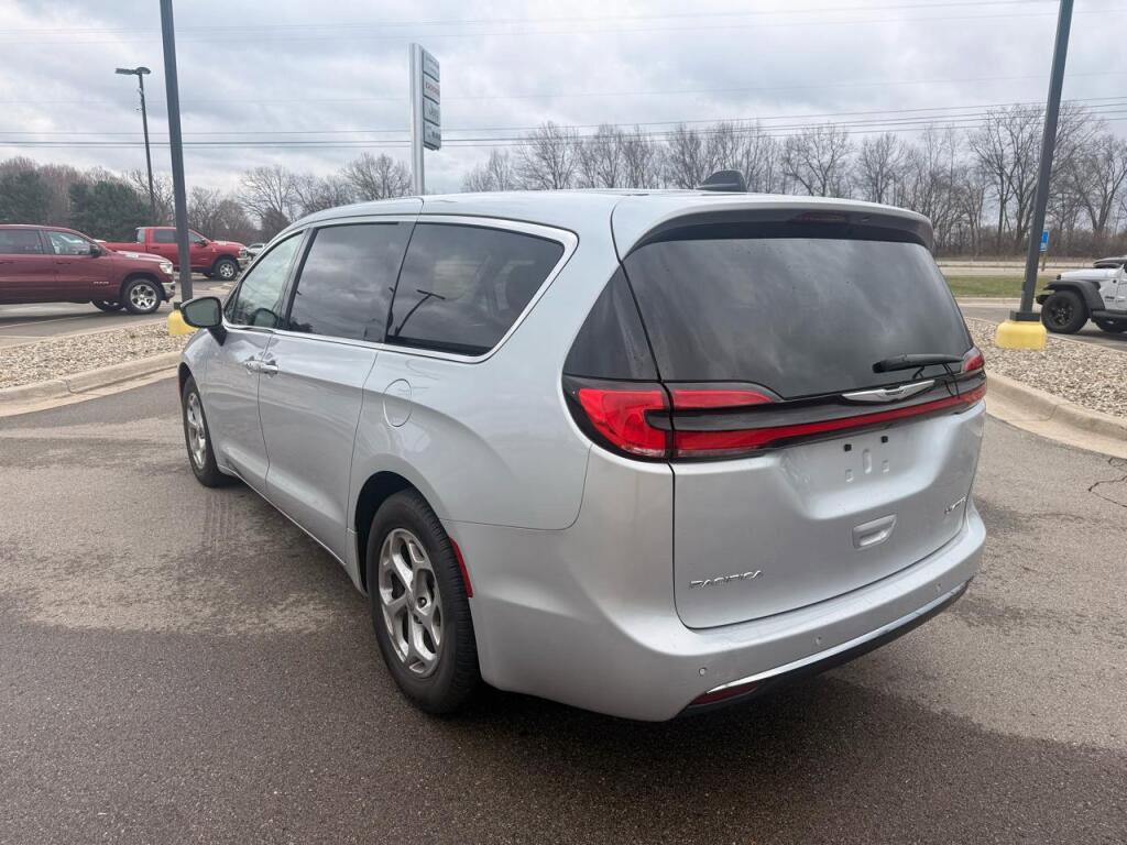 Used 2024 Chrysler Pacifica Limited image 5