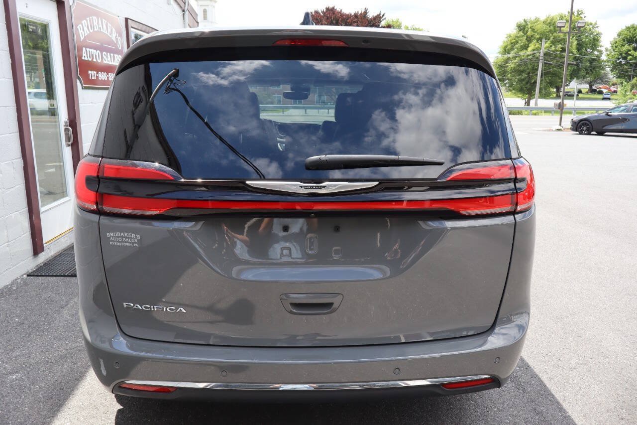 Used 2023 Chrysler Pacifica Touring-L FWD image 3