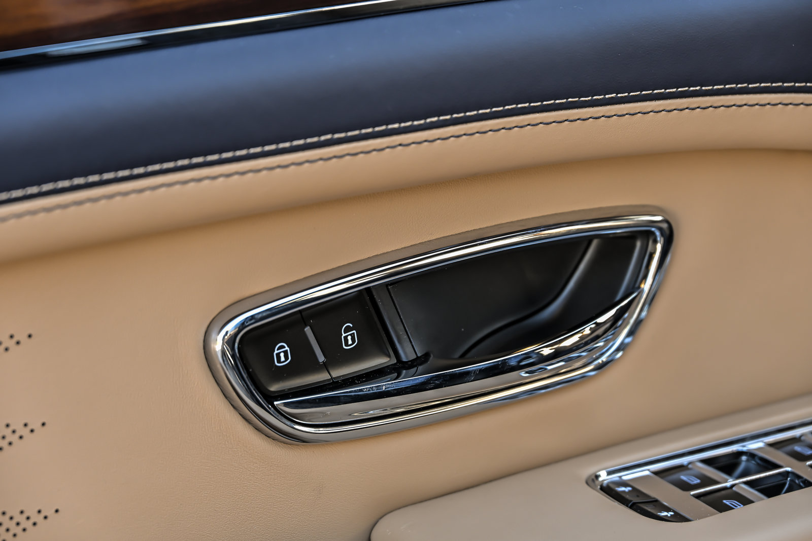 Certified 2023 Bentley Bentayga Extended Wheelbase AWD/4WD image 25
