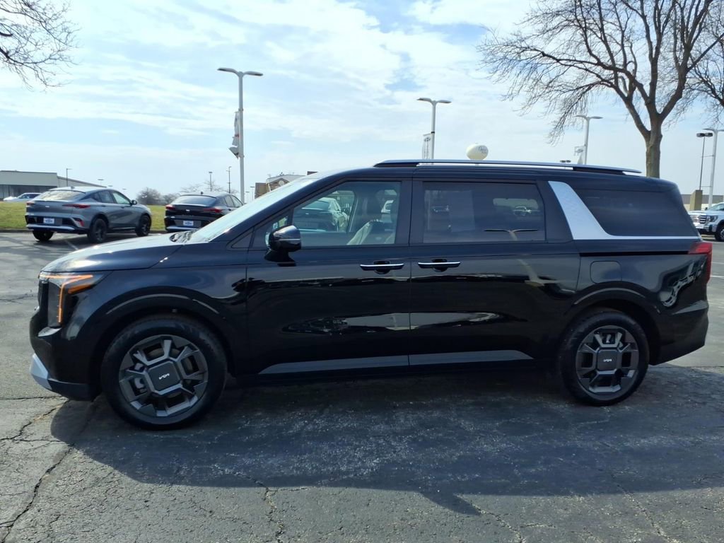 Used 2025 Kia Carnival EX image 4