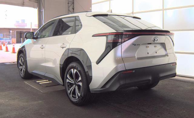 Used 2023 Toyota bZ4X XLE w/ Weather Package FWD image 4