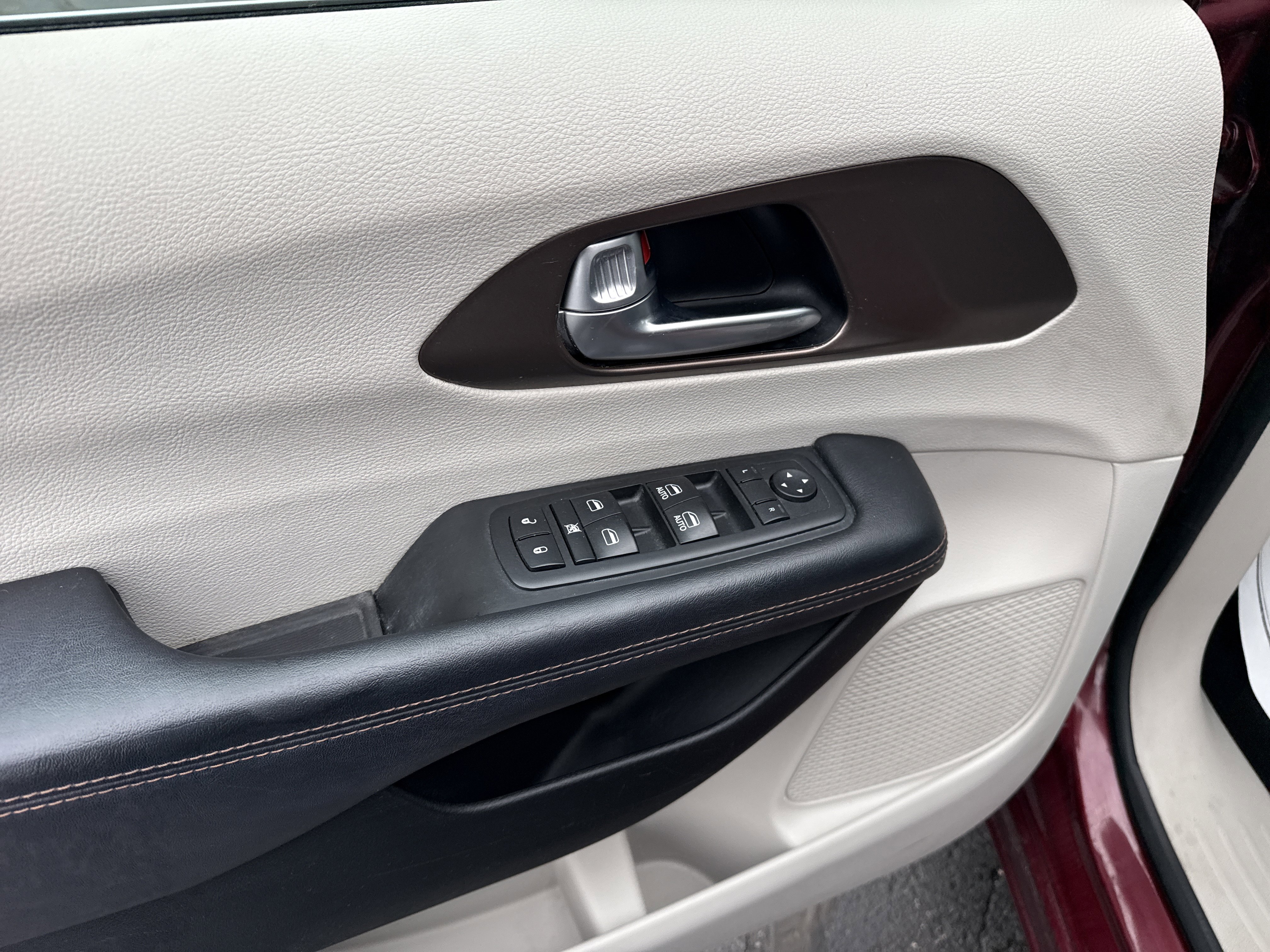 Used 2017 Chrysler Pacifica Touring-L image 19