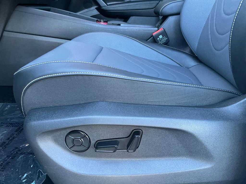 Used 2025 Volkswagen Tiguan SE R-Line image 24