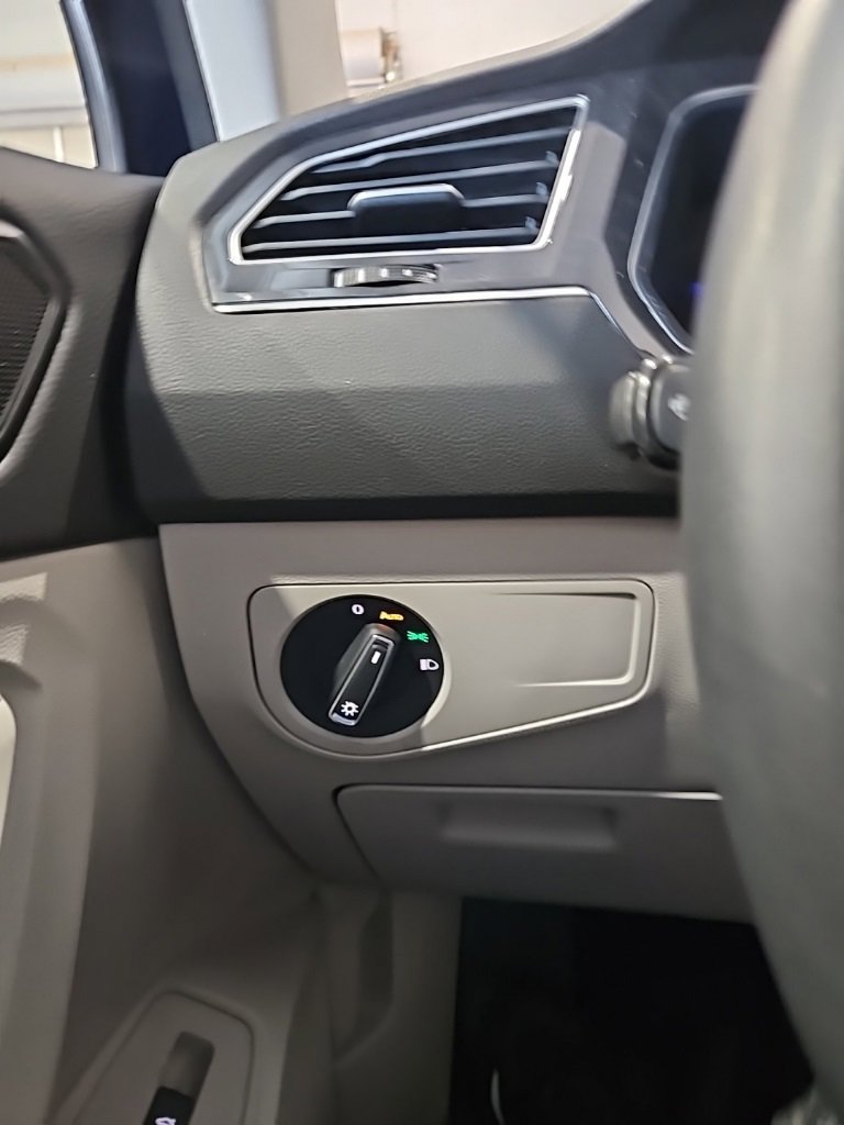 Certified 2024 Volkswagen Tiguan SE w/ Panoramic Sunroof Package image 36