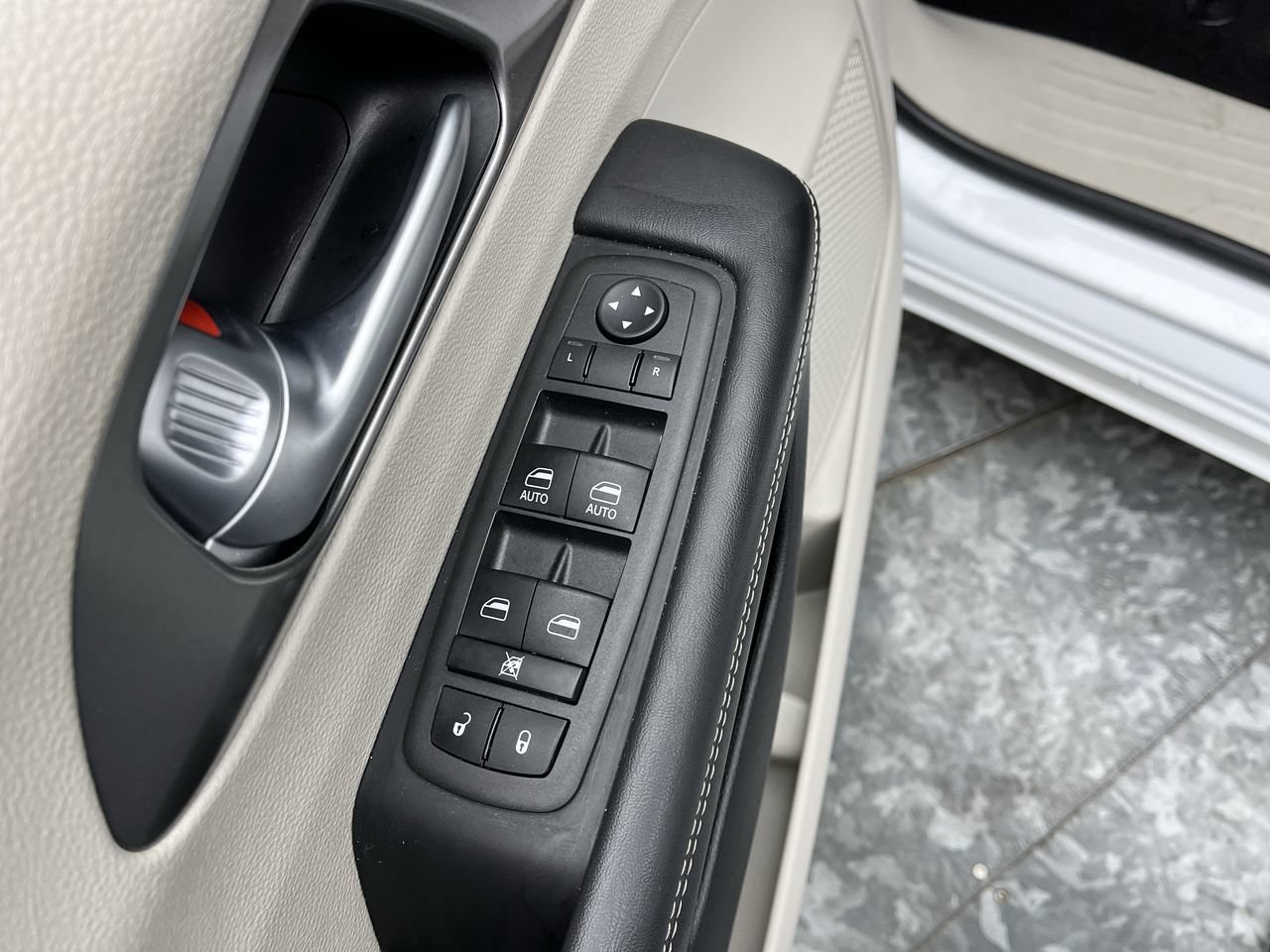 Used 2024 Chrysler Pacifica Touring-L FWD image 8